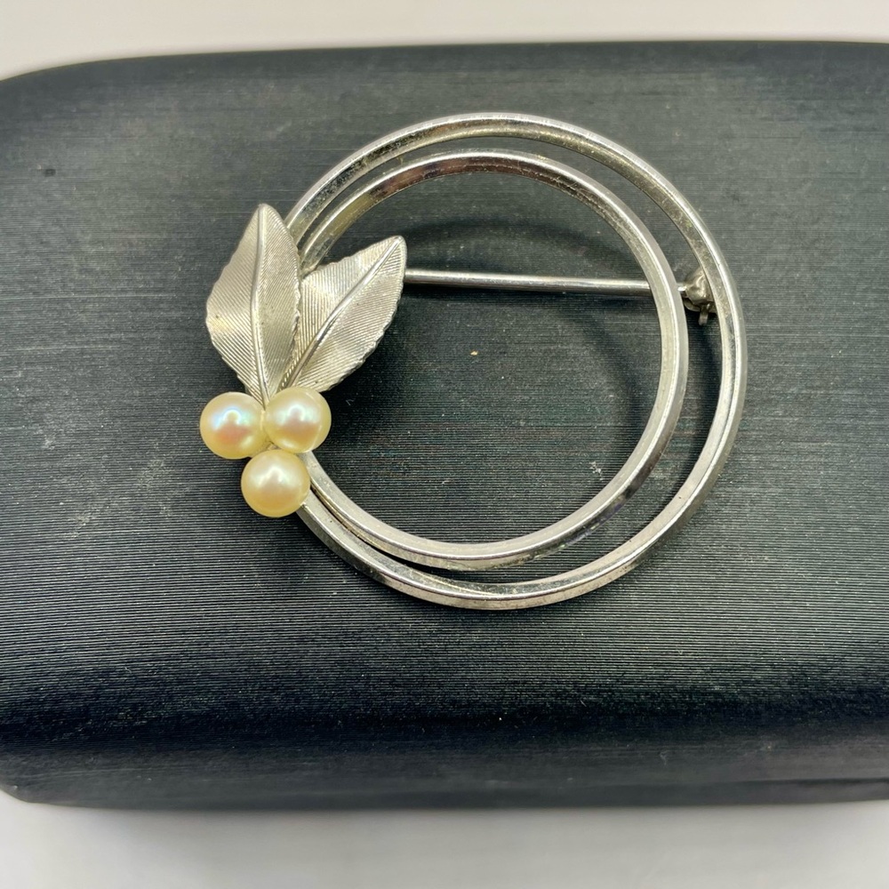 Vintage Krementz Silver Tone Circle Brooch Pin with Leaf and Pearl Design